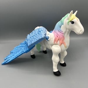 3D gedruckte Gelenk Flexi Pegasus - Fantasy Kreatur - Fabeltier - Regenbogen Pegasus - Fidget Spielzeug - Stressabbau Spielzeug - Schreibtisch Dekor