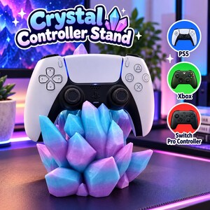 Könnte beinhalten: Ein Crystal Controller Stand aus blau-violetten Kristallen, der einen weiß-schwarzen Gamecontroller hält. Der Text Crystal Controller Stand steht darüber, ergänzt durch kreisförmige Symbole für PS5, Xbox und Switch Pro Controller.