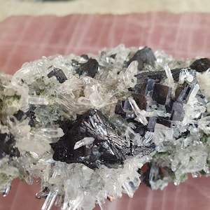 Clorite AAA su quarzo a punta d'ago con cluster di cristalli naturali di galena di altissima qualità, grande cluster da esposizione, cristalli trasparenti come l'acqua