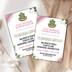 Może przedstawiać: Dwa różowe i zielone zaproszenia z motywem pereł i kwiatów. Zaproszenia są na wydarzenie sorority AKA. Tekst na zaproszeniach brzmi: "Mam 1908 problemów, ale bycie AKA nie jest jednym z nich. Jesteś oficjalnie zaproszony na wydarzenie alpha kappa alpha. AKA House of Pearls, 12345 Ivy Lane, Baton Rouge, Luizjana 01234. Sobota | 21 stycznia 2023 | 18:30. Prosimy o potwierdzenie uczestnictwa u siostry Diane Keating pod numerem (333) 222-2222."
