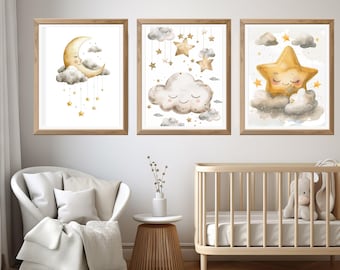 Puede incluir: Tres impresiones enmarcadas en acuarela con temas celestiales. Una impresión muestra una luna creciente con nubes y estrellas. Otra representa una nube sonriente con estrellas. La tercera muestra una estrella sonriente sobre una nube. Todas están en marcos de madera.