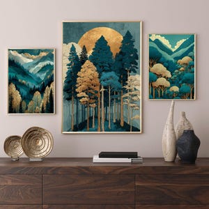 Könnte beinhalten: Drei gerahmte Kunstdrucke mit Waldszenen in Teal, Gold und Weiß. Der zentrale Druck zeigt hohe Bäume mit einer goldenen Sonne im Hintergrund. Die anderen beiden Drucke zeigen Berglandschaften und Walddetails. Die Rahmen haben eine goldene Oberfläche.