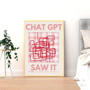 Może przedstawiać: Oprawiony wydruk z napisem "CHAT GPT SAW IT COMING" w jasnoczerwonej czcionce. Tło to różowo-biały wzór w kratkę, z nałożonym czerwonym abstrakcyjnym wzorem. Rama jest w jasnym kolorze drewna.