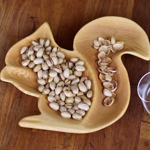 Squirrel Gift, Handcrafted Wooden Squirrel Nut Bowl, Rustic Nut Bowl, Squirrel Dish Gift, Unique Wood Bowl, Animal Shaped Bowl Decorative