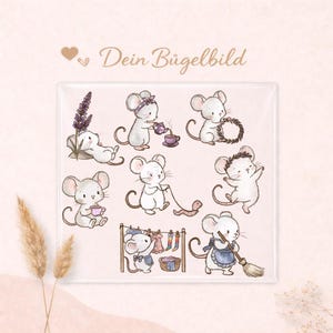 Könnte beinhalten: Quadratisches Dekorationsbild mit Aquarellillustrationen von entzückenden weißen Mäusen. Die Mäuse werden bei verschiedenen Aktivitäten dargestellt, wie z. B. Tee einschenken, einen Kranz halten und fegen. Der Text "Dein Bügelbild" befindet sich oben. Das Thema ist verspielt und charmant.