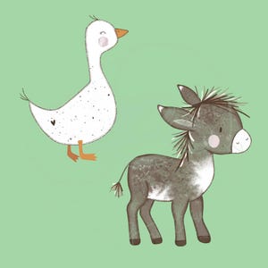 Könnte beinhalten: Eine verspielte Illustration zeigt eine weiße Gans mit schwarzen Flecken und einem orangefarbenen Schnabel und Füßen, neben einem grauen Esel mit weißer Schnauze und rosa Wangen. Der Hintergrund ist hellgrün.