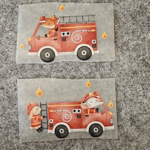 Könnte beinhalten: Zwei Bilder von roten Feuerwehrautos mit einem weißen Wirbelmuster. Das erste Bild zeigt einen Fuchs, der das Auto fährt. Das zweite Bild zeigt ein Kaninchen, das das Auto fährt.