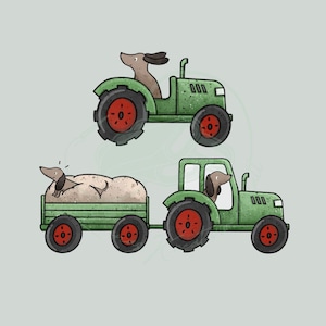 Könnte beinhalten: Zwei grüne Spielzeugtraktoren mit braunen Dackeln. Ein Traktor zieht einen Wagen mit einem braunen Dackel darin. Der Wagen ist mit Heu gefüllt.