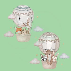 Könnte beinhalten: Aquarell-Illustration von zwei Heißluftballons mit Waldtieren. Ein Ballon hat einen Fuchs, ein Reh und einen Igel. Der andere hat einen Bären, ein Kaninchen und einen Waschbären. Die Ballons sind weiß und braun mit dekorativen Mustern, vor hellgrünem Hintergrund.