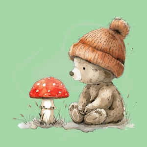 Könnte beinhalten: Aquarellillustration eines Teddybären mit brauner Strickmütze, der neben einem roten Pilz mit weißen Punkten sitzt. Der Hintergrund ist hellgrün, mit Gras und kleinen Pflanzen am Boden.