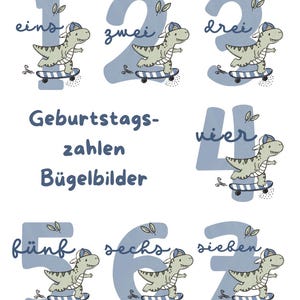 Könnte beinhalten: Ein Set aus Bügelbildern mit den Zahlen eins bis sieben in einem gedeckten Blauton. Jede Zahl wird von einem Cartoon-Dinosaurier mit Baseballkappe auf einem Skateboard begleitet. Der Text auf dem Bild lautet Geburstags-zahlen Bügelbilder.