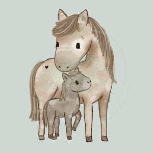 Könnte beinhalten: Aquarell-Illustration eines Mutterpferdes und ihres Fohlens. Das erwachsene Pferd ist beige mit brauner Mähne und Schweif und einer herzförmigen Markierung. Das Fohlen ist grau mit dunkleren Flecken. Der Hintergrund ist hellgrün.