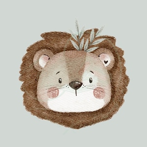 Könnte beinhalten: Aquarell-Illustration eines freundlichen Löwengesichts. Der Löwe hat eine braune Mähne, ein hellbraunes Gesicht und rosa Wangen. Er ist mit einer Blätterkrone und einem kleinen Herzdetail auf einem Ohr geschmückt.