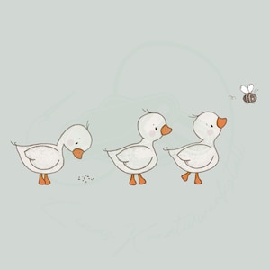 Könnte beinhalten: Drei weiße Cartoon-Enten mit orangefarbenen Schnäbeln und Füßen laufen in einer Reihe. Eine kleine Cartoon-Biene fliegt über den Enten.