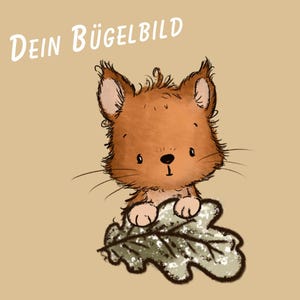 Könnte beinhalten: Ein beigefarbenes Bügelbild mit einer Illustration eines braunen, flauschigen Eichhörnchens, das ein grünes Eichenblatt hält. Der Text DEIN BÜGELBILD ist oben in Weiß gedruckt. Das Eichhörnchen hat große Augen, eine kleine schwarze Nase und Schnurrhaare.