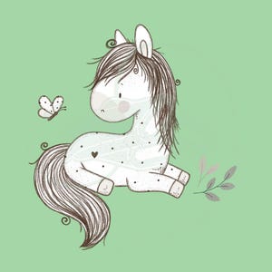 Könnte beinhalten: Eine skurrile Illustration eines sitzenden weißen Pferdes mit langer, fließender brauner Mähne und Schweif. Das Pferd hat schwarze Tupfen und ein Herz an der Seite. Ein Schmetterling und ein Zweig mit Blättern sind ebenfalls enthalten.