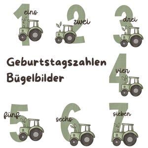 Könnte beinhalten: Illustrationen mit den Zahlen eins bis sieben, jeweils mit einem grünen Traktor. Die Zahlen sind in einem gedämpften Grünton gehalten, wobei das Wort für jede Zahl in Schrift geschrieben ist. Der Text "Geburtstagszahlen Bügelbilder" ist ebenfalls vorhanden.