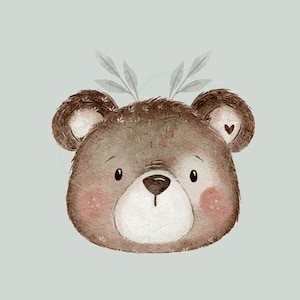 Könnte beinhalten: Aquarell-Illustration eines Teddybärgesichts. Der Bär hat braunes Fell, eine weiße Schnauze und rosige Wangen. Zwei kleine Blätter befinden sich über dem Kopf und ein Herz auf einem Ohr. Der Hintergrund ist ein weiches, gedämpftes Grün.