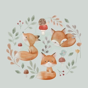 Könnte beinhalten: Aquarellillustration mit drei orangefarbenen Füchsen, einer Schnecke auf einem Pilz und einem blauen Vogel. Die Füchse sind von Blättern, Beeren und Pilzen umgeben, alles vor einem weichen, grünen Hintergrund. Das Kunstwerk hat einen märchenhaften Stil.