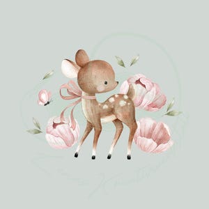 Könnte beinhalten: Eine Aquarell-Illustration eines braunen Rehs mit weißen Flecken, das in einem Feld mit rosa Blumen steht. Das Reh hat ein rosa Band um den Hals und ein Schmetterling fliegt in der Nähe.