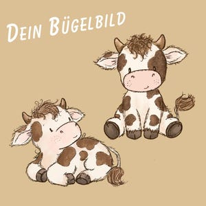 Könnte beinhalten: Ein Bügelbild mit zwei illustrierten Kälbern mit braunen Flecken auf hellbraunem Hintergrund. Ein Kalb sitzt aufrecht, während das andere liegt. Der Text "DEIN BÜGELBILD" ist in weißer Schrift in der oberen linken Ecke des Bildes zu sehen.