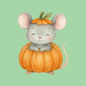 Könnte beinhalten: Aquarellillustration einer grauen Maus, die einen Kürbishut trägt und in einem großen orangefarbenen Kürbis sitzt. Die Maus hat rosa Ohren und einen langen rosa Schwanz, vor einem hellgrünen Hintergrund.