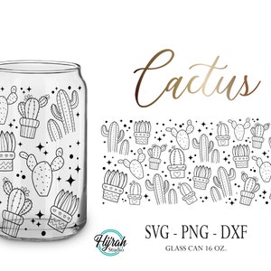 Op de afbeelding: Zwart-witte lijnkunstontwerp van cactussen in potten op een glazen blik. Het blik is 16 ounce en heeft een zwart-wit ontwerp van cactussen in potten. De tekst "Cactus" is in gouden schrift bovenaan de afbeelding geschreven. De tekst "SVG - PNG - DXF" is in zwart onderaan de afbeelding geschreven. De tekst "GLASS CAN 16 OZ." is in zwart onder de tekst "SVG - PNG - DXF" geschreven.
