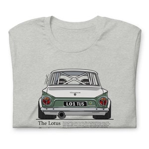 Może przedstawiać: Szary T-shirt z zielono-białą ilustracją samochodu wyścigowego Lotus Cortina. Samochód ma biały dach i zielone nadwozie z tablicą rejestracyjną "L01 TUS". Tekst "The Lotus Cortina" jest nadrukowany pod samochodem.