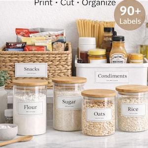 Puede incluir: Una escena de cocina con frascos de despensa etiquetados llenos de harina, azúcar, avena y arroz. La imagen también muestra una cesta de snacks, un recipiente de condimentos y el texto "PANTRY LABELS" y "90+ Labels".