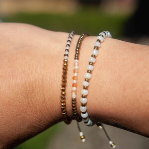 Pulseiras minimalistas à prova d'água com miçangas em tons neutros e quentes – escolha uma pulseira individual ou o conjunto completo. Ajustáveis e perfeitas para usar juntas.