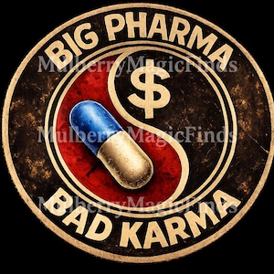 Puede incluir: Un diseño redondo y desgastado con las palabras "BIG PHARMA" y "BAD KARMA" en dorado. El diseño presenta una píldora azul y dorada, un signo de dólar y un símbolo de yin-yang rojo y marrón.