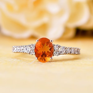 Anello ovale con opale di fuoco: anello di fidanzamento in argento sterling, accenti di moissanite