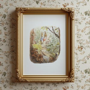 Puede incluir: Una impresión enmarcada con una ilustración caprichosa de conejos en un entorno forestal. La obra de arte está encerrada en un marco dorado ornamentado. La impresión representa dos conejos, uno con una chaqueta azul y otro con un vestido rosa, con varios ratones marrones.