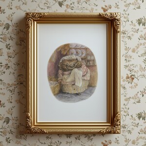 Puede incluir: Ilustración enmarcada con un personaje de erizo de estilo vintage. La obra de arte está enmarcada en un marco dorado ornamentado, que muestra un dibujo detallado del erizo en un ambiente interior acogedor. El fondo es un papel pintado floral.