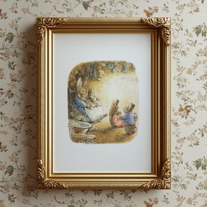 Puede incluir: Ilustración enmarcada que presenta una familia de conejos en una escena de tonos cálidos. El marco dorado tiene detalles ornamentados. La obra de arte representa a una madre coneja con sus hijos y otros dos conejos en un entorno forestal.