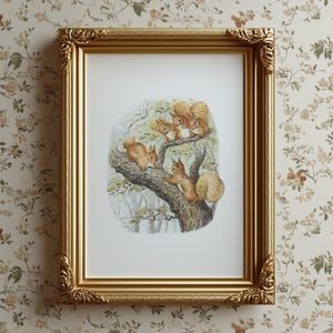 Puede incluir: Una impresión enmarcada con una ilustración en acuarela de ardillas en una rama de árbol. La obra de arte está enmarcada en un marco dorado ornamentado. El fondo es un papel pintado floral. La escena representa varias ardillas.