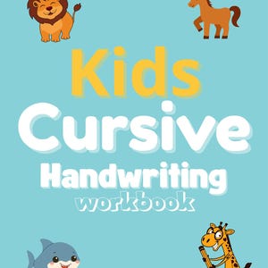 Può includere: Copertina di un quaderno di esercizi azzurro con il titolo "Kids Cursive Handwriting Workbook" in testo bianco e giallo. La copertina presenta illustrazioni di cartoni animati di un leone, un cavallo, uno squalo e una giraffa. Il testo "Fun & Easy Learning" è in alto.