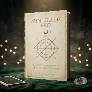 Può includere: Un libro con copertina rigida intitolato MINI GUIDE PRO con una copertina color crema caratterizzata da un simbolo geometrico marrone, una luna crescente e il testo DECODE YOUR DESTINY - A QUICK REFERENCE MANUAL e THE ORGANIZED MUSE in marrone.