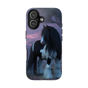Op de afbeelding: Telefoonhoesje met een zwart-wit paard met een lange, vloeiende manen en staart. Het paard staat in een veld met paarse bloemen onder een schemerige hemel. De hoes heeft een glanzende afwerking en een donkerblauwe rand.