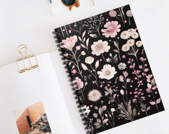 Cuaderno espiral con estampado floral rosa, elegante diario coqueto, con líneas rayadas.