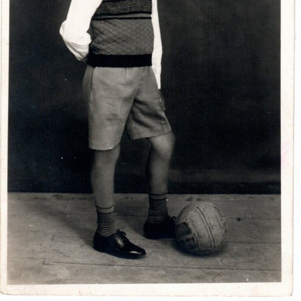 Portrait d'un garçon de joueur de football avec le ballon à ses pieds en studio photo. Prise dans la ville centrale de l'Anatolie, Kayseri, vers les années 1940