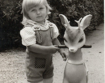 Fotografía infantil vintage con ciervo de juguete. Fotografía antigua de 1975. Retrato de bebé. Decoración nostálgica estilo cottagecore.