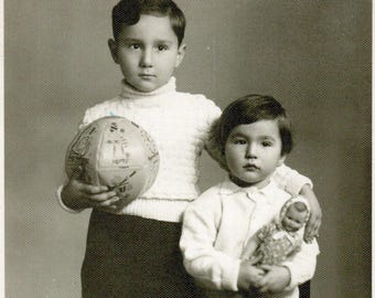Fotografía vintage de hermanos, retrato infantil antiguo, fotografía antigua de hermano y hermana, decoración vernácula de los años 40
