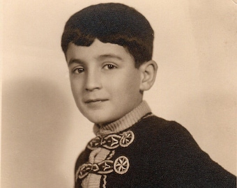 Vintage jongensportret traditioneel kostuum geborduurde outfit antieke foto ansichtkaart