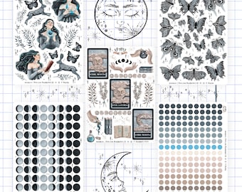 Puede incluir: Una colección de hojas de pegatinas con diseños celestiales y místicos. Las hojas incluyen ilustraciones de mariposas, cartas del tarot, fases lunares y mujeres con pelo largo. La paleta de colores es principalmente negra, blanca y gris, con algunos toques de azul y marrón.