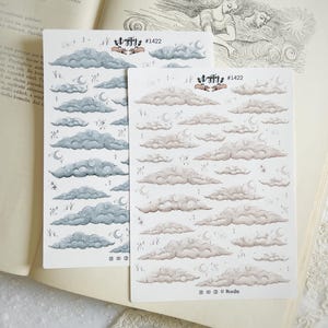 Stickervel Hemelse Wolken – 45 Stickers | Manen, Sterren en Vintage Wolken | Blauwe of Beige Varianten | Voor Bujo & Scrapbook