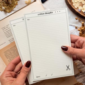 Könnte beinhalten: Zwei rechteckige, cremefarbene Schreibkarten mit schwarzen Linien und Text. Die Kopfzeile enthält den Schriftzug written thoughts mit drei Sternen. Jede Karte hat eine to:-Zeile, einen linierten Schreibbereich, ein Scherensymbol und eine date:-Zeile.