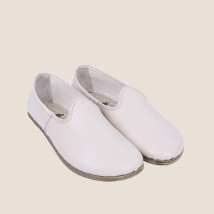 Handmade Cream Leather Yemeni Shoes: Barefoot Slip-Ons