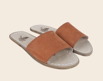 Sandalias descalzas de piel nobuk color canela hechas a mano: pantuflas naturales