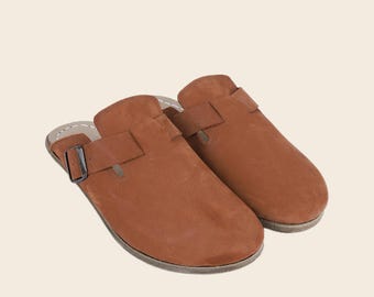 Sandalias descalzas tipo zueco hechas a mano: piel nobuk color canela, sin desnivel.
